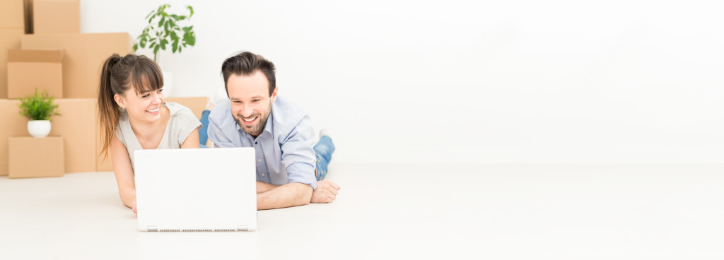 Young people move into a new apartment.